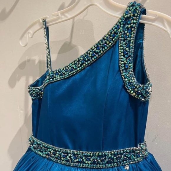 Girls formal gown - Picture 2 of 2